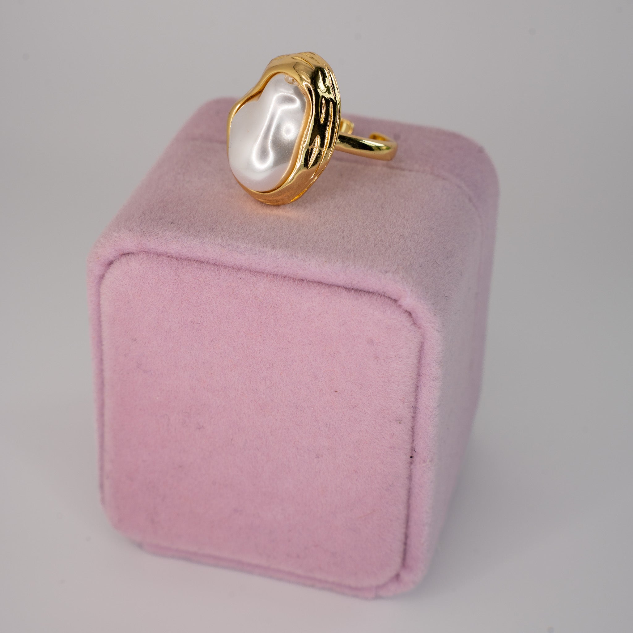 GOLD FREE FORM PEARL RING