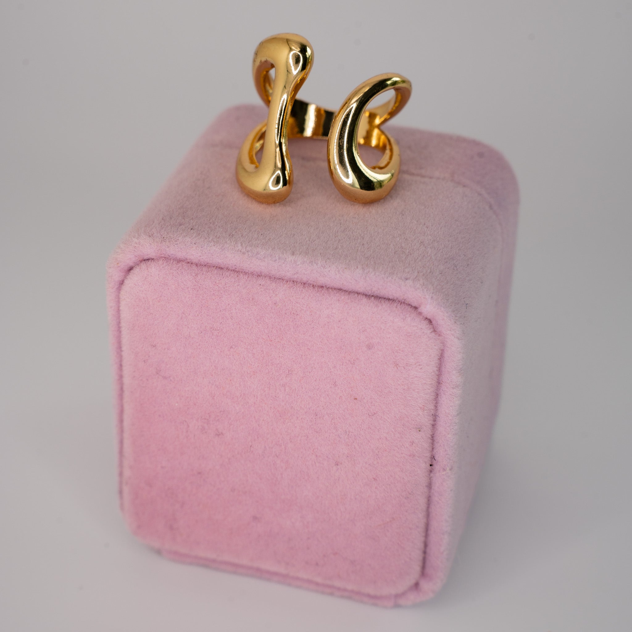 GOLD FLUID LOOP RING